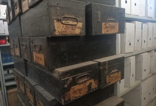 El PSOE intenta proteger 53 cajas con tablillas del siglo XIX que permiten automatizar su música en los pianos y que encontró almacenadas en el sótano del Ayuntamiento