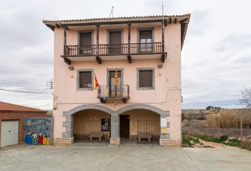 El PSOE de Codo logra paralizar la declaración de interés público de una macrogranja porcina tras impugnar el acuerdo plenario en el que el alcalde y diputado nacional, Raúl Cuevas, (PP) votó a favor de la instalación en suelos propiedad de familiares suyos